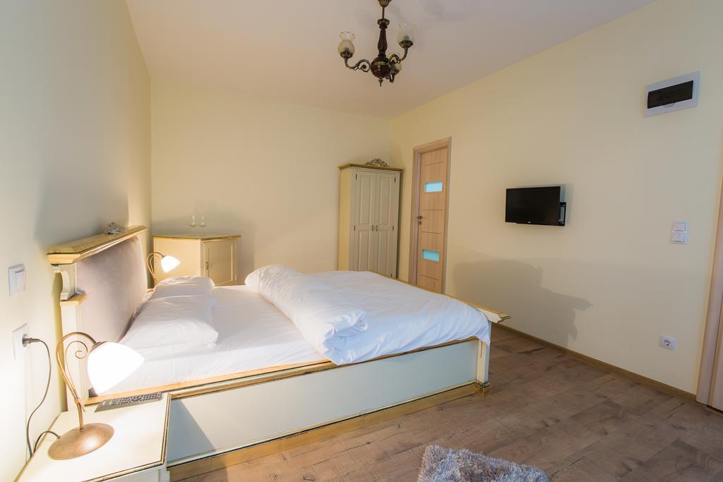 Gazde/Camere de închiriat Pensiunea Casa Helis