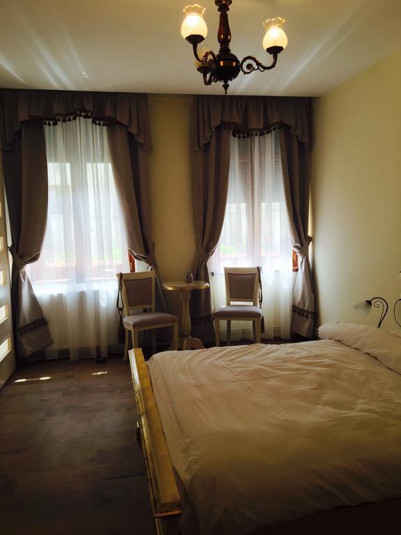 Gazde/Camere de închiriat Pensiunea Casa Helis